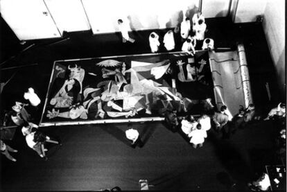 Una imagen de la llegada del <i>Guernica,</i> de Pablo Picasso, al museo Reina Sofía de Madrid en 1992.