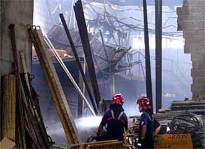 Los bomberos intentan apagar el incendio declarado ayer en La Vall d'Uixò.