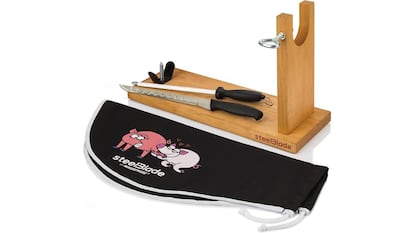 Kit de la marca Steelblade que incluye un soporte para jamón o paletilla, un cuchillo jamonero, afilador y cubrejamón con diseño exclusivo de Kukuxumusu.