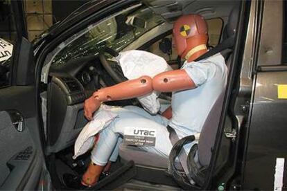 El <i>airbag</i> de rodilla reduce las lesiones en las piernas en los choques frontales. Todos los modelos que lo equipan han logrado la máxima puntuación en las pruebas de Euro NCAP.