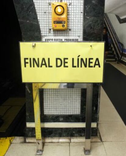 Señal que indica el cierre de la línea en la estación de Bilbao.