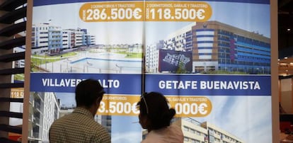 Varias personas visitan el Sal&oacute;n Inmobiliario Internacional de Madrid, SIMA. 