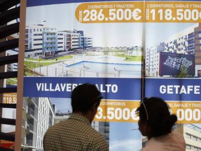 Varias personas visitan el Sal&oacute;n Inmobiliario Internacional de Madrid, SIMA. 