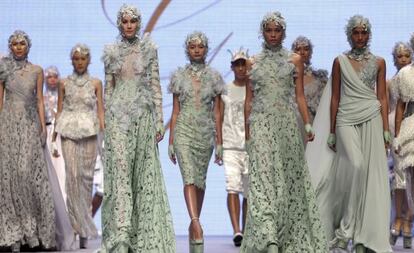 Desfile de modas del diseñador indonesio Ivan Gunawan.