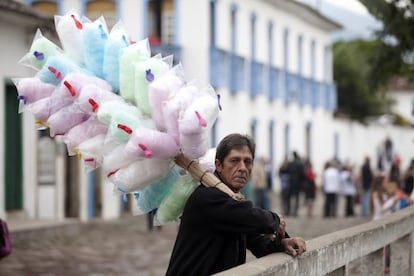 O comércio ambulante se intensifica durante a Flip.