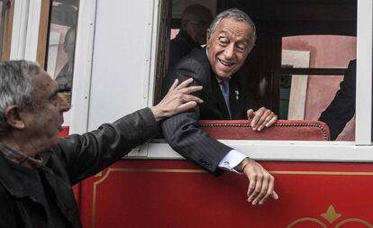 El presidente de Portugal, Marcelo Rebelo de Sousa, el mes pasado en un tranvía de Lisboa.