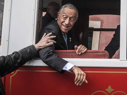 El presidente de Portugal, Marcelo Rebelo de Sousa, el mes pasado en un tranvía de Lisboa.