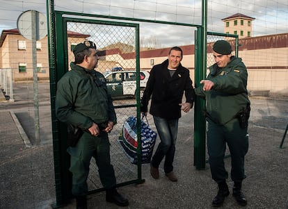 "Totes aquestes càmeres" —ha dit Arnaldo Otegi en referència a la gran quantitat de mitjans de comunicació— "acrediten que hi ha presos polítics a l'Estat espanyol. No hi ha tantes càmeres per als presos socials". A la imatge, sortida d'Otegi de la presó de Logronyo.