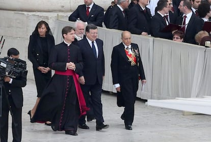 El presidente de la Comisión Europea, José Manuel Barroso, con su esposa llegan a la histórica ceremonia de canonización de doble pontífices anteriores Papa Juan Pablo II y el Papa Pablo XXII en un aire libre Misa en la Plaza de San Pedro.