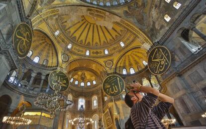 Un turista fotografiando el interior de la bas&iacute;lica de Santa Sof&iacute;a, en Estambul. 