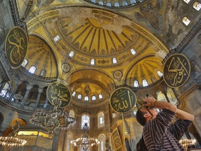Un turista fotografiando el interior de la bas&iacute;lica de Santa Sof&iacute;a, en Estambul. 