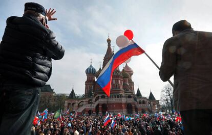 Una multitud participa en la manifestación convocada con motivo del Día del Trabajador en Moscú (Rusia).