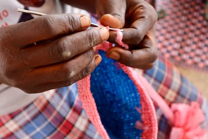 Una de las mujeres que forma parte de la ONG Women's Initiative Gambia (WIG) teje una bolsa a partir de tiras de plástico reciclado. La organización ha creado un programa de capacitación que tiene como finalidad equipar a las mujeres de Gambia con herramientas que les permitan generar ingresos y cuidar del medioambiente.