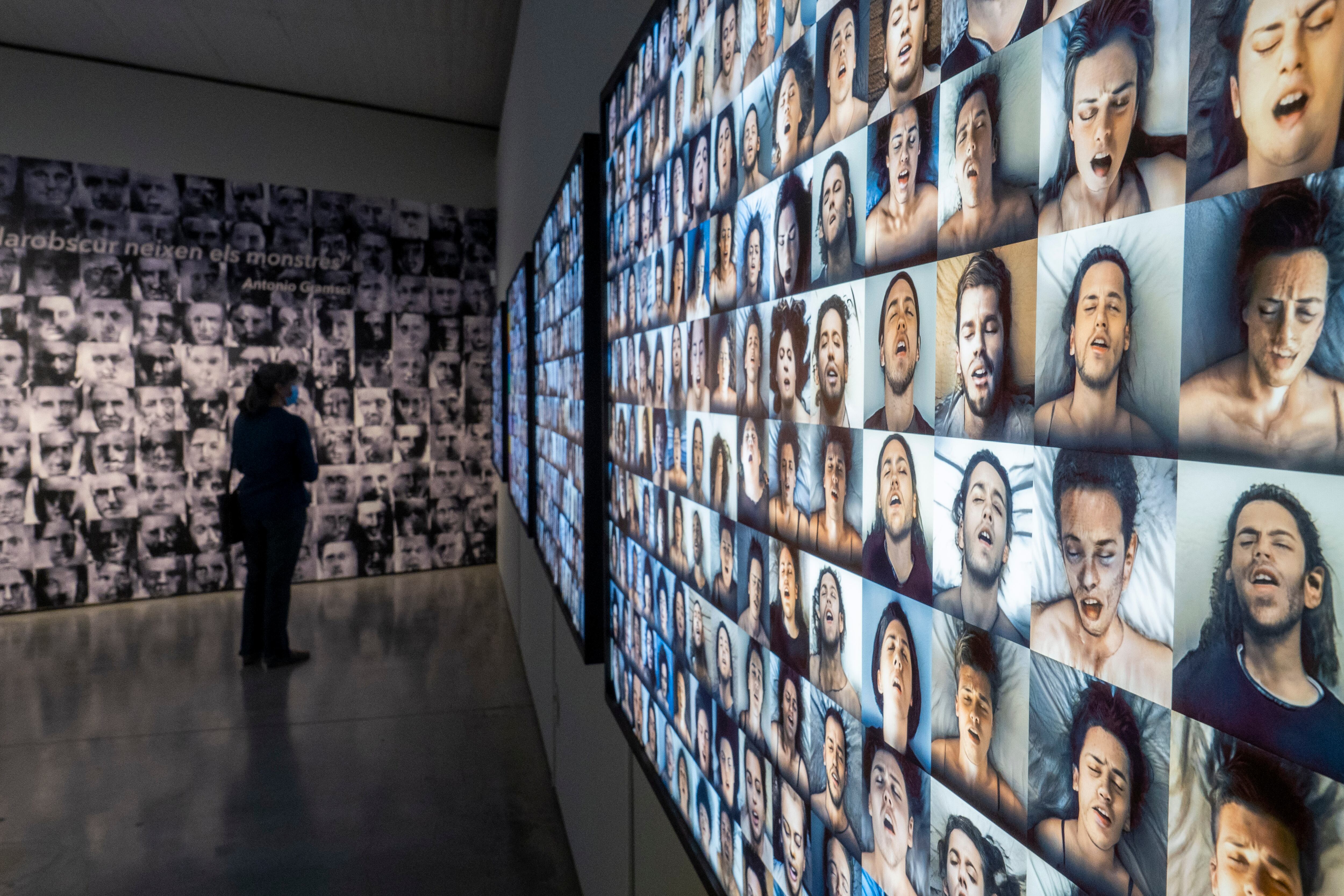 'Beautiful Agony' de Joan Fontcuberta, con el rostro de personas irreales en pleno orgasmo generado por tecnología.