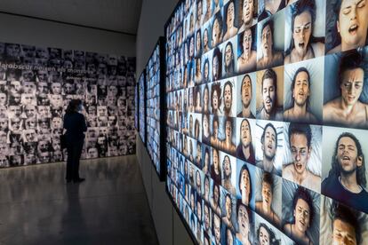 'Beautiful Agony' de Joan Fontcuberta, con el rostro de personas irreales en pleno orgasmo generado por tecnología.

