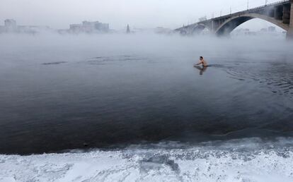 Vladimir Shcherbak, de 53 años, fan de la natación de invierno, se sumerge en el río Yenisei con una temperatura del aire de 23 grados bajo cero en la ciudad siberiana rusa de Krasnoyarsk.