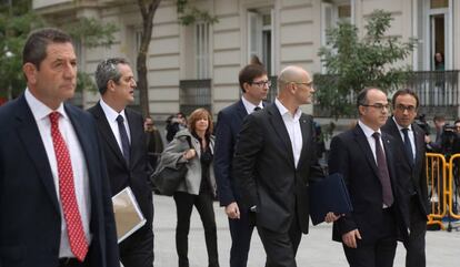 Los exmiembros del Govern Joaqu&iacute;n Forn, Meritxell Borr&aacute;s, Ra&uuml;l Romeva, Jordi Turull  y Josep Rull a su llegada a la sede de la Audiencia Nacional.