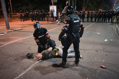 Un hombre es inmovilizado por la policía durante las protestas de este sábado en Belgrado (Serbia).