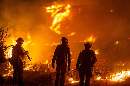 Bomberos trabajan en el incendio de Castaic Lake, al norte de Santa Clarita, California, este miércoles. 