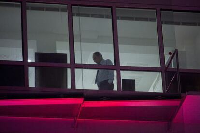 Jean-François Copé, visto hoy a través de una ventana de la sede de la UMP.