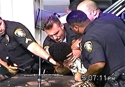 Imagen del agente Morse sujetando contra el coche policial a Donovan Jackson, de 16 años.