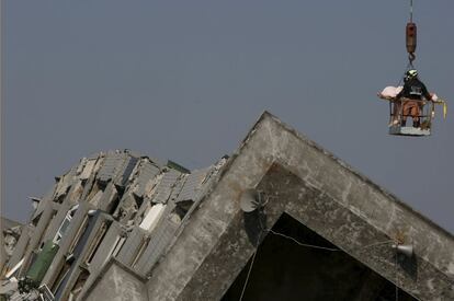 Un equipo japonés y dos chinos llegaron hoy a la isla y están cooperando con los taiwaneses en las operaciones de salvamento, que han logrado rescatar a más de 290 personas, de las que varias permanecieron más de 30 horas bajo los escombros en el edificio Weiguan Jinlong, de Tainan