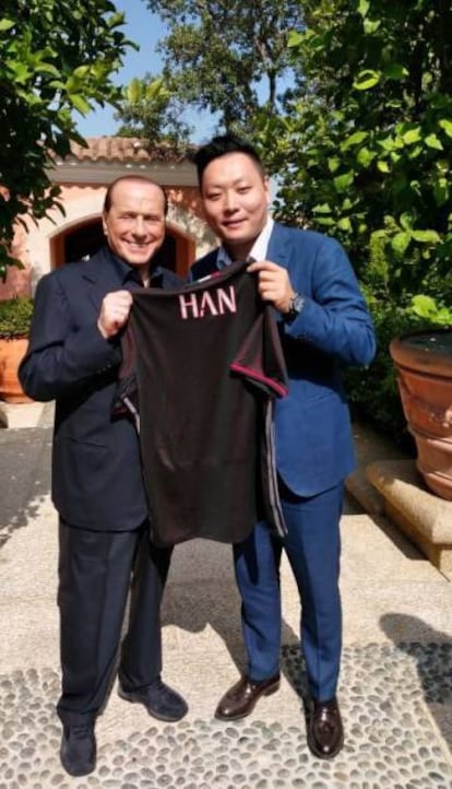 Silvio Berlusconi (izquierda) tras la venta de sus acciones en el Milán a Rossoneri Sport Investiment Lux, representada por David Han Li.