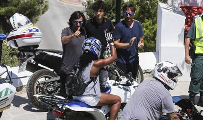 Los hijos de Ángel Nieto, Gelete (izquierda), Hugo (centro), y Pablo (derecha), saludan a varios motoristas en el funeral.