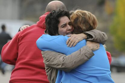 La mayoría de los trabajadores muertos en el accidente del Pozo Emilio del Valle tenía entre 25 y 30 años. En la imagen, dos mujeres se abrazan y lloran desconsoladas.