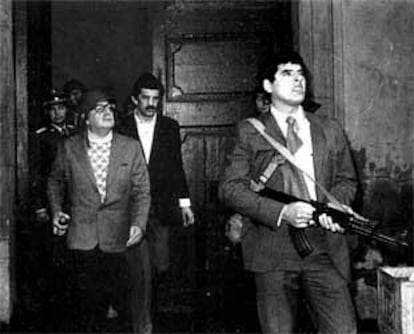 Salvador Allende, a la izquierda, sale escoltado del Palacio de la Moneda.