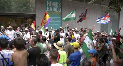 Jornaleros del SAT, a las puertas de El Corte Ingl&eacute;s de Ja&eacute;n.