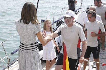4 de agosto de 2018: el rey ayuda a la reina Letizia a subir al barco en el que participó en la 37ª Copa del Rey de Vela, en Mallorca.