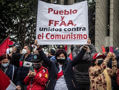Miembros jubilados de las fuerzas armadas peruanas se manifiestan en Lima el pasado martes por un "fraude electoral".