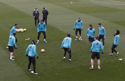 Zidane observa el rondo de algunos de sus jugadores en el entrenamiento de este s&aacute;bado. 