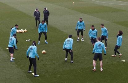 Zidane observa el rondo de algunos de sus jugadores en el entrenamiento de este sábado.