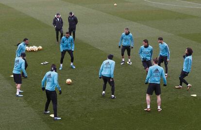 Zidane observa el rondo de algunos de sus jugadores en el entrenamiento de este s&aacute;bado. 