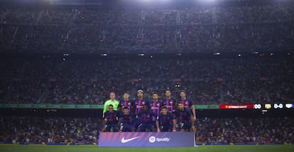 Los jugadores del FC Barcelona posan en el Camp Nou antes del partido de la primera jornada de liga que les enfrentó al Rayo Vallecano el pasado sábado.