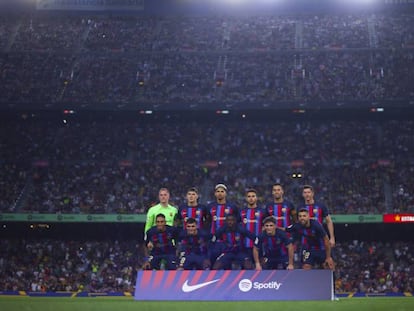 Los jugadores del FC Barcelona posan en el Camp Nou antes del partido de la primera jornada de liga que les enfrentó al Rayo Vallecano el pasado sábado.