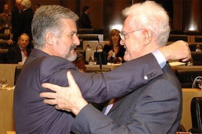 El presidente del Congreso, Manuel Marín (izquierda), abraza al ex primer ministro francés Lionel Jospin, ayer en Madrid.
