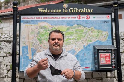 Juan Jesús Arenas, español trabajador en Gibraltar, se quita la mascarilla en una de las zonas donde ya no es obligatorio llevarlas.