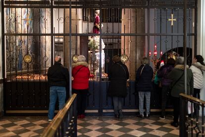 4/03/2020
Un grupo de fieles reza ante el cristo de Medinaceli dentro de la iglesia, este miércoles. A la izquierda, el matrimonio que reza junto, cuya historia aparece en el texto.