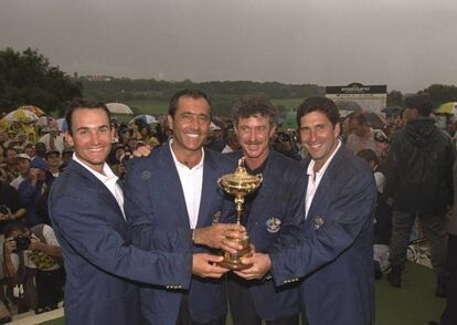 Ignacio Garrido, Seve Ballesteros, Miguel Ángel Jiménez y Chema Olazabal, con el trofeo de 1997 en Valderrama.
