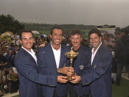 Ignacio Garrido, Seve Ballesteros, Miguel Ángel Jiménez y Chema Olazabal, con el trofeo de 1997 en Valderrama.