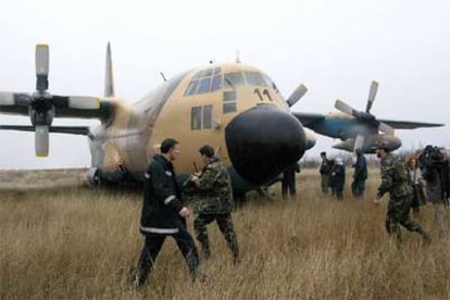 El Hércules en el que viajaba el ministro de Defensa, fuera de la pista tras aterrizar en Mostar.