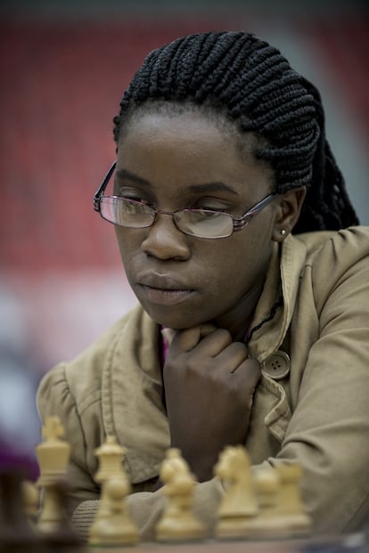 Phiona Mutesi, el lunes, durante una partida en la Olimpiada de Bakú