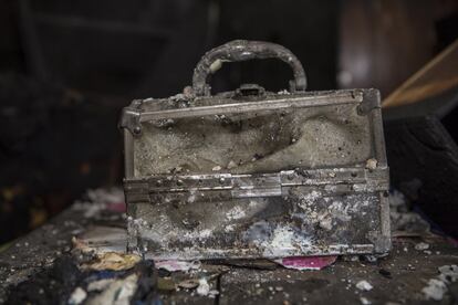 Una caja encontrada entre los restos calcinados de la casa donde fueron asesinadas madre e hija la pasada noche del 15 de marzo. No hay ningún detenido.