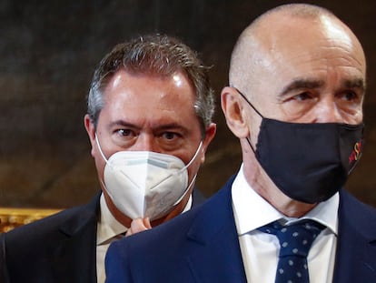 El secretario general del PSOE-A, Juan Espadas, junto a su sucesor en la alcaldía de Sevilla, Antonio Muñoz, este lunes en Sevilla.