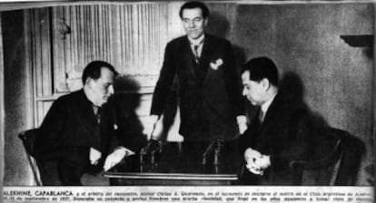 Capablanca, a la derecha, frente a Aliojin y junto al árbitro, Carlos Querencio, durante el duelo por el Campeonato del Mundo, Buenos Aires 1927