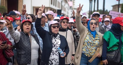 Manifestantes marroquíes de distintos sindicatos asisten a una protesta para conmemorar el Día Internacional de los Trabajadores, este miércoles, en Rabat, Marruecos.  