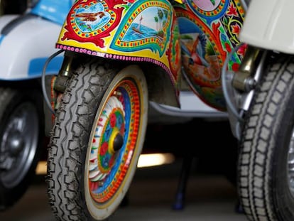 Detalhe de moto Vespa em Pakistan